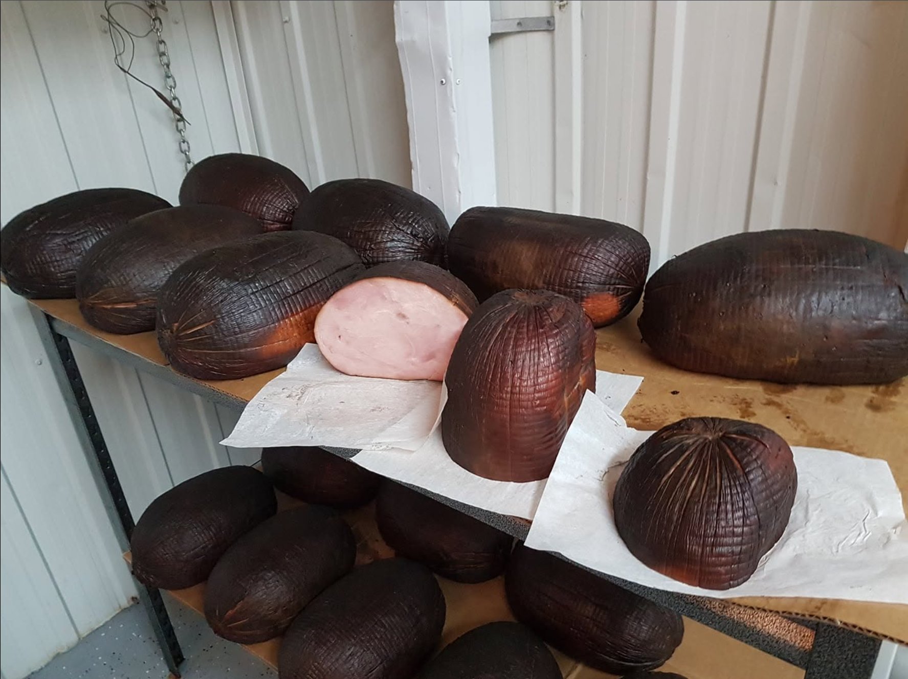 Chambre froide : jambons cures en maturation chez Multicoupe Houlec